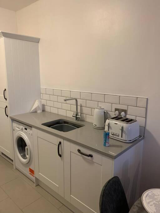 Recently Refurbished Mk Free Parking Apartment