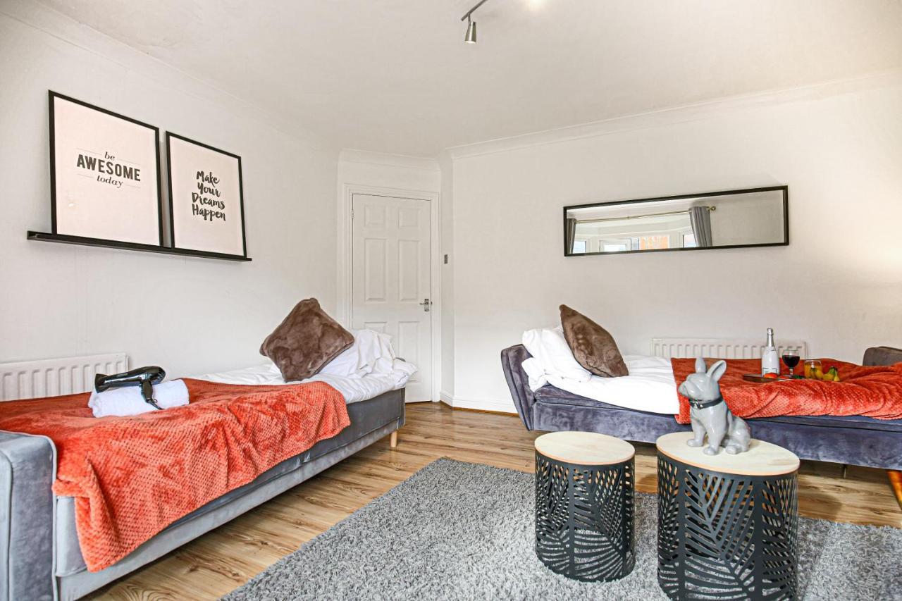 Holiday home Detached House With Free Parking, Self Check-in, Fast Wifi And Smart Tv With Netflix By Yoko *
