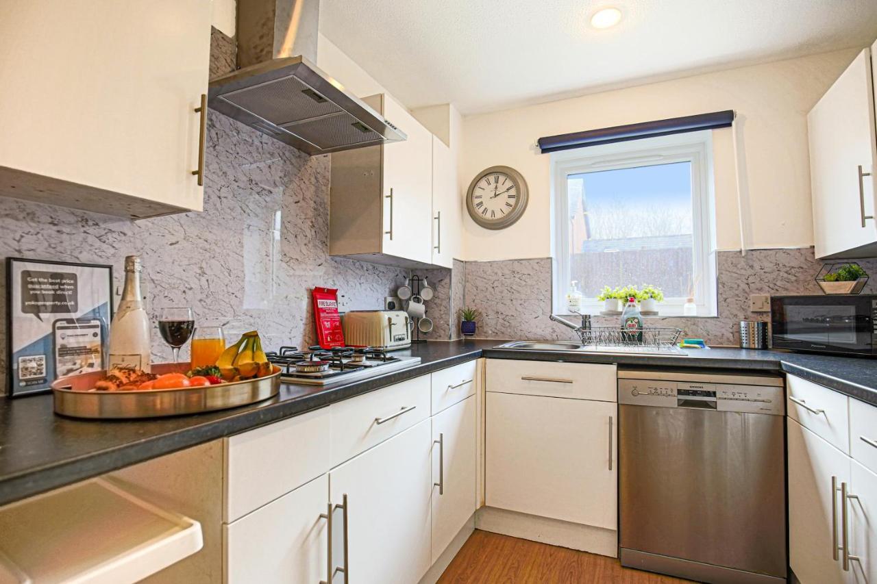 Detached House With Free Parking, Self Check-in, Fast Wifi And Smart Tv With Netflix By Yoko