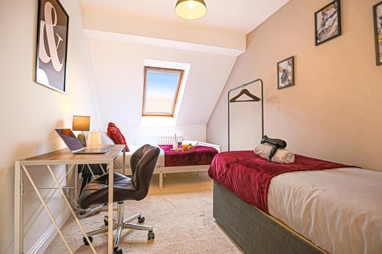 Detached House With Free Parking, Self Check-in, Fast Wifi And Smart Tv With Netflix By Yoko Holiday home *