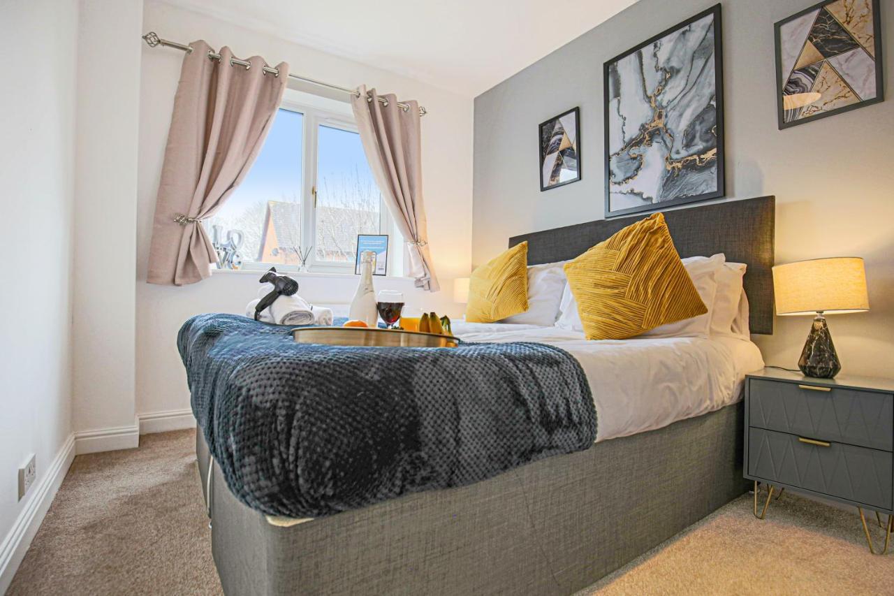 Detached House With Free Parking, Self Check-in, Fast Wifi And Smart Tv With Netflix By Yoko Holiday home *