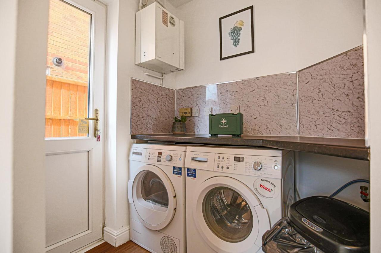 Detached House With Free Parking, Self Check-in, Fast Wifi And Smart Tv With Netflix By Yoko Holiday home