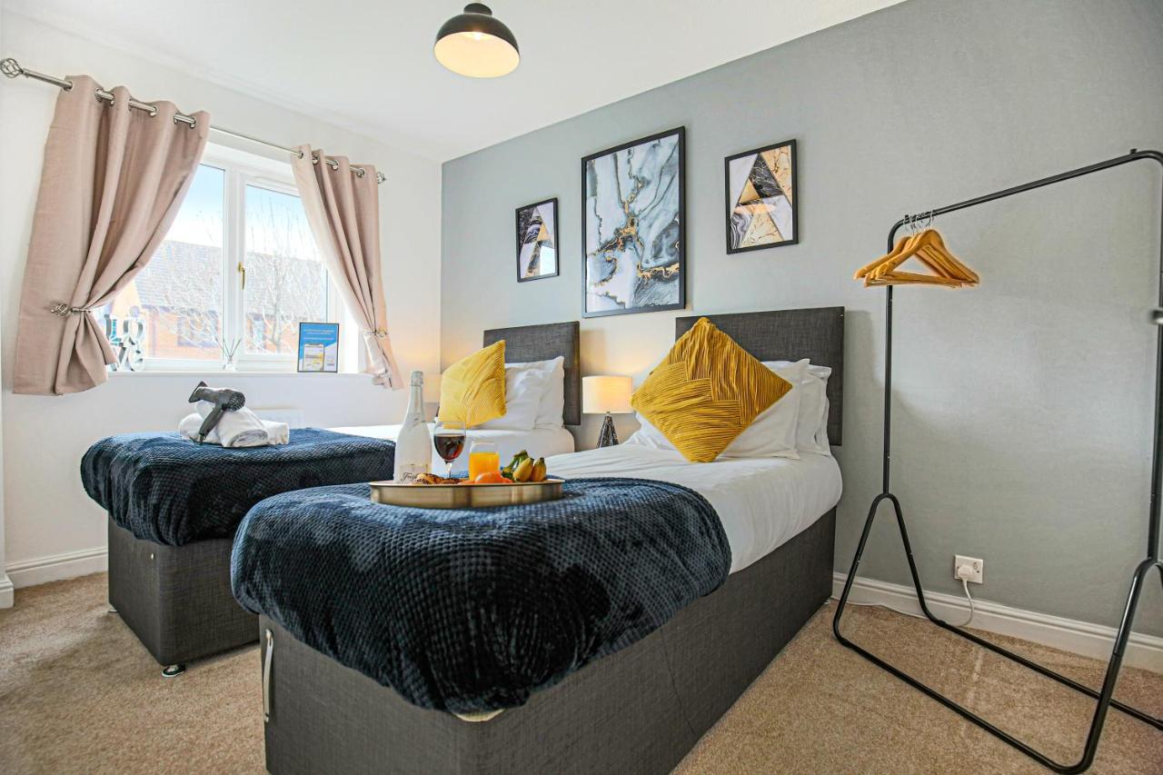 Detached House With Free Parking, Self Check-in, Fast Wifi And Smart Tv With Netflix By Yoko Holiday home Milton Keynes