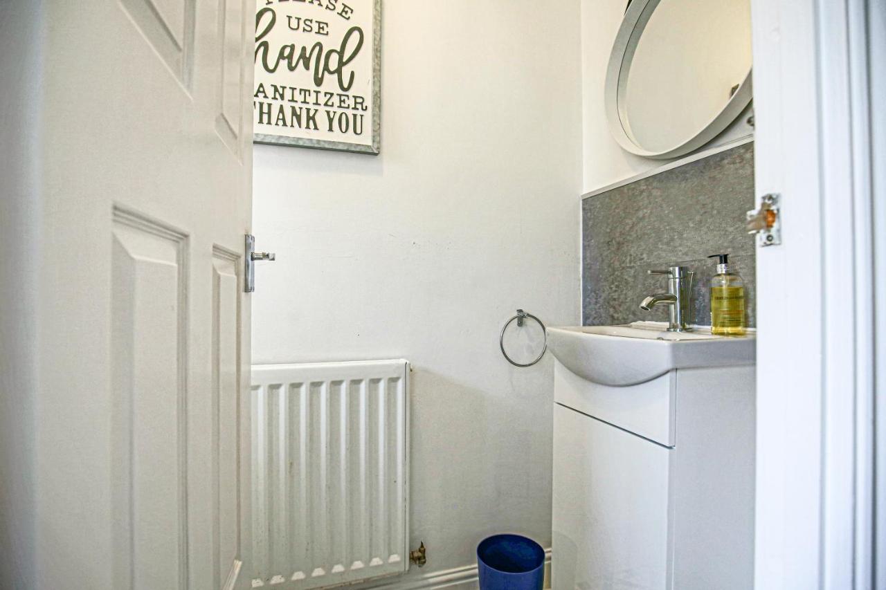 Holiday home Detached House With Free Parking, Self Check-in, Fast Wifi And Smart Tv With Netflix By Yoko