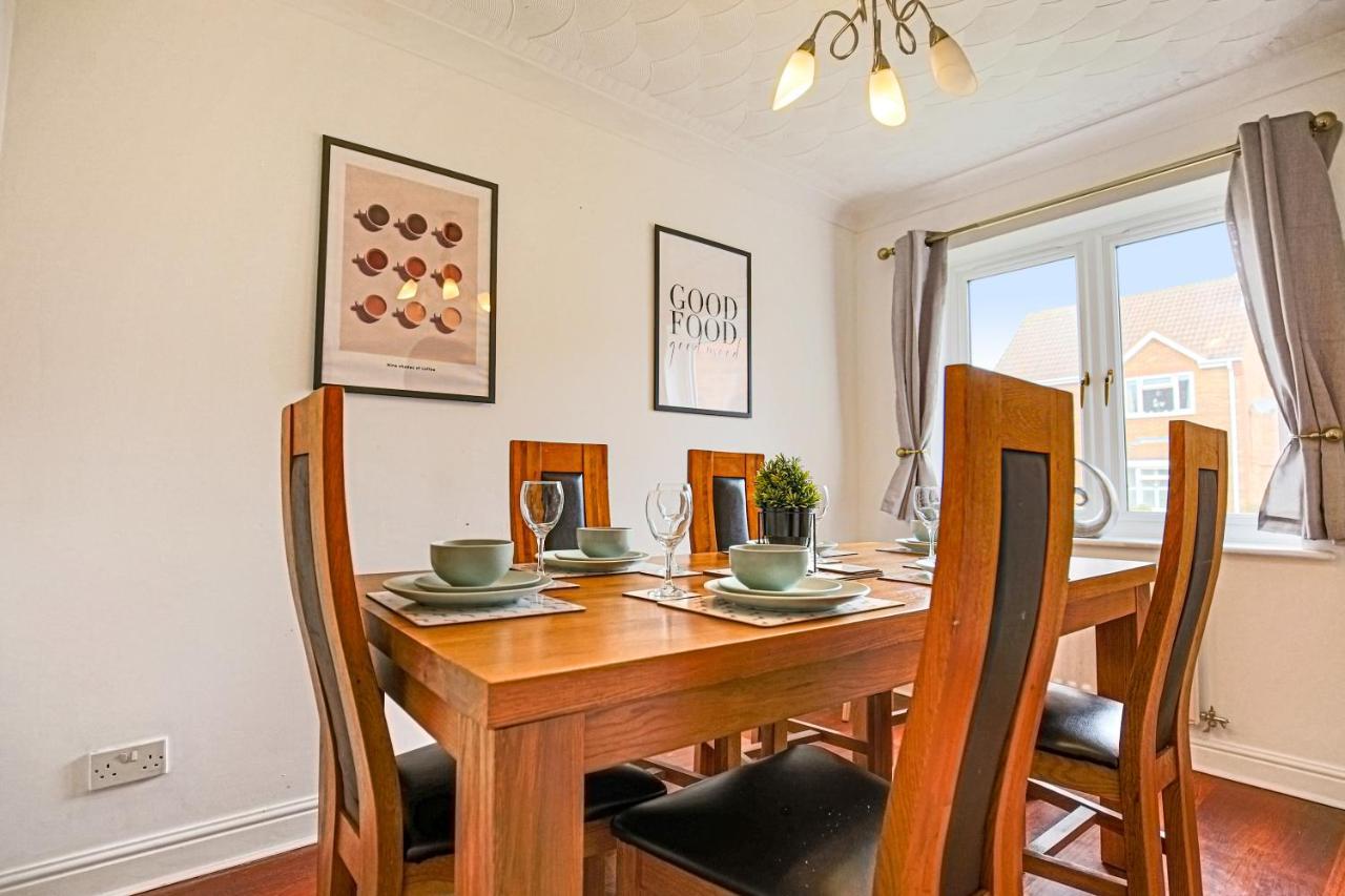Detached House With Free Parking, Self Check-in, Fast Wifi And Smart Tv With Netflix By Yoko *