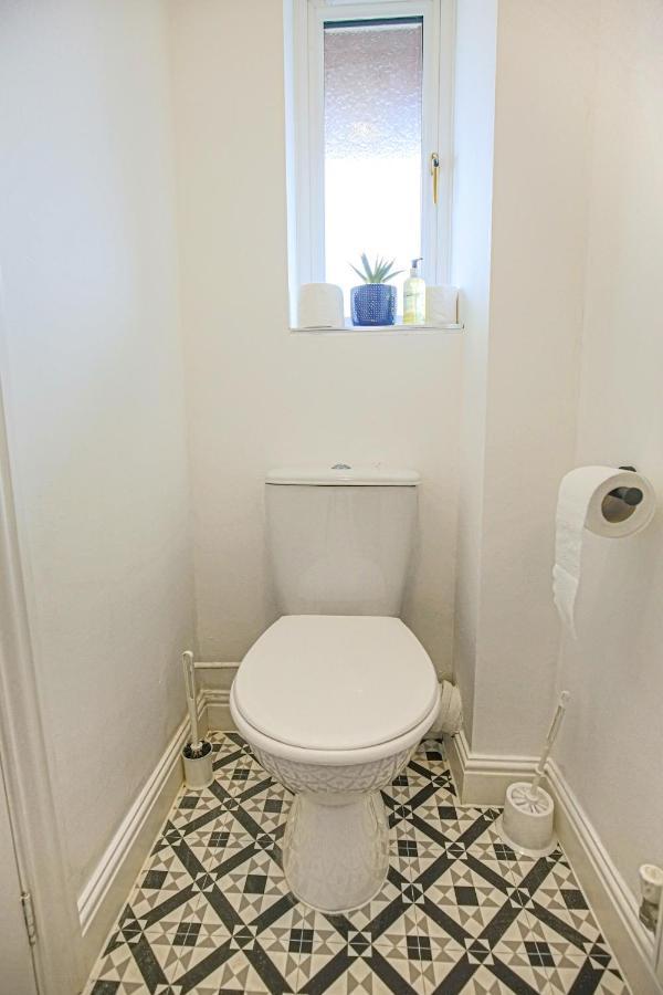 Detached House With Free Parking, Self Check-in, Fast Wifi And Smart Tv With Netflix By Yoko Holiday home *