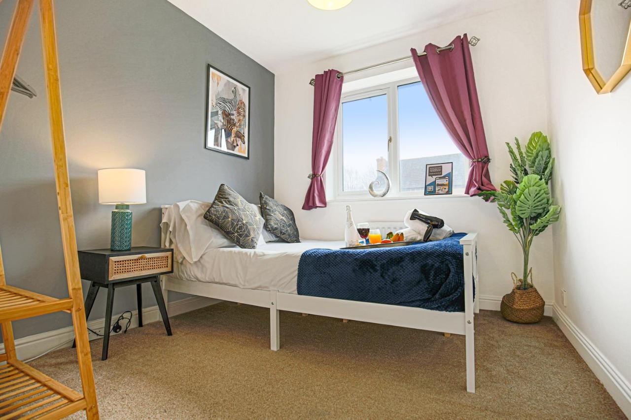 Detached House With Free Parking, Self Check-in, Fast Wifi And Smart Tv With Netflix By Yoko Holiday home