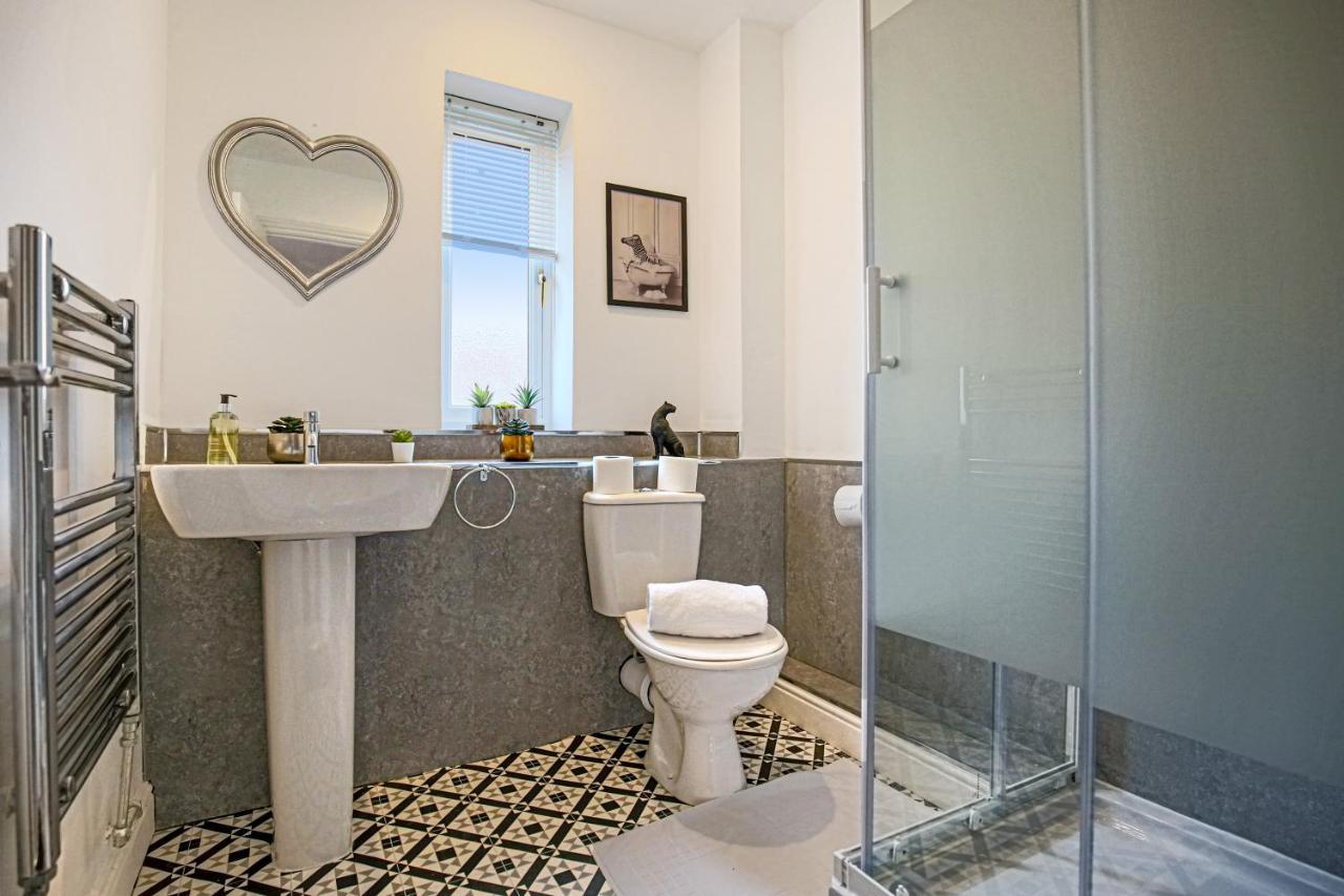 Detached House With Free Parking, Self Check-in, Fast Wifi And Smart Tv With Netflix By Yoko *