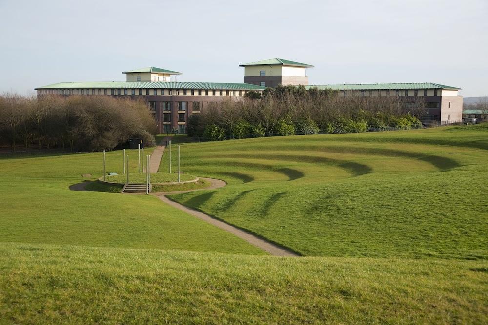 Shortstaymk Campbell Park: Serviced With Sky Sports & Free Wi-fi