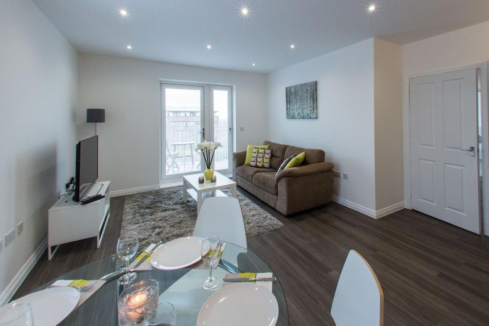 Shortstaymk Campbell Park: Serviced With Sky Sports & Free Wi-fi