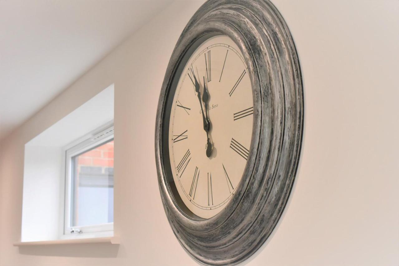 Exec 2bed 2bath Serviced Balcony Parking Apartment Milton Keynes