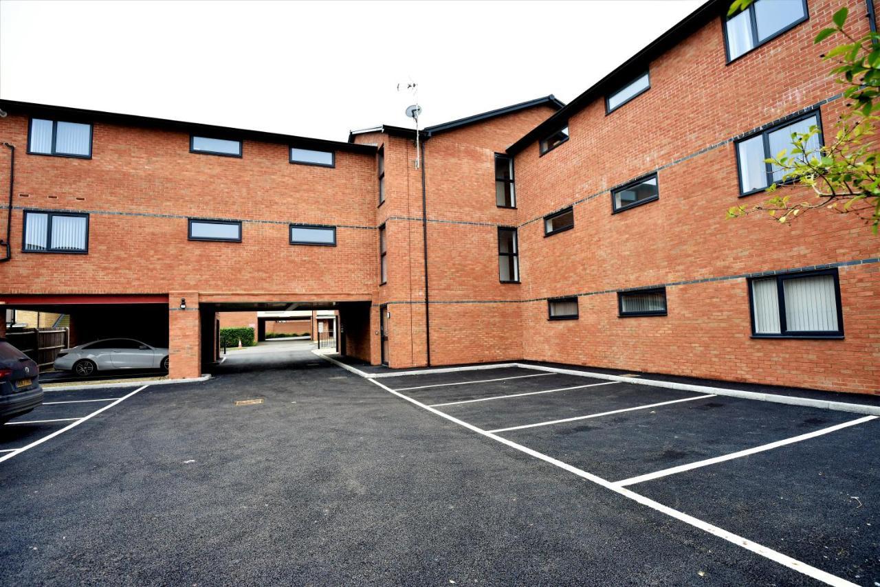 Exec 2bed 2bath Serviced Balcony Parking Apartment Milton Keynes