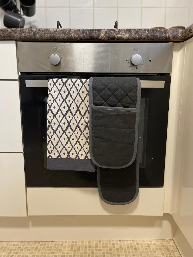 Comfy & Spacious 5 Person House, Driveway Parking! * Milton Keynes