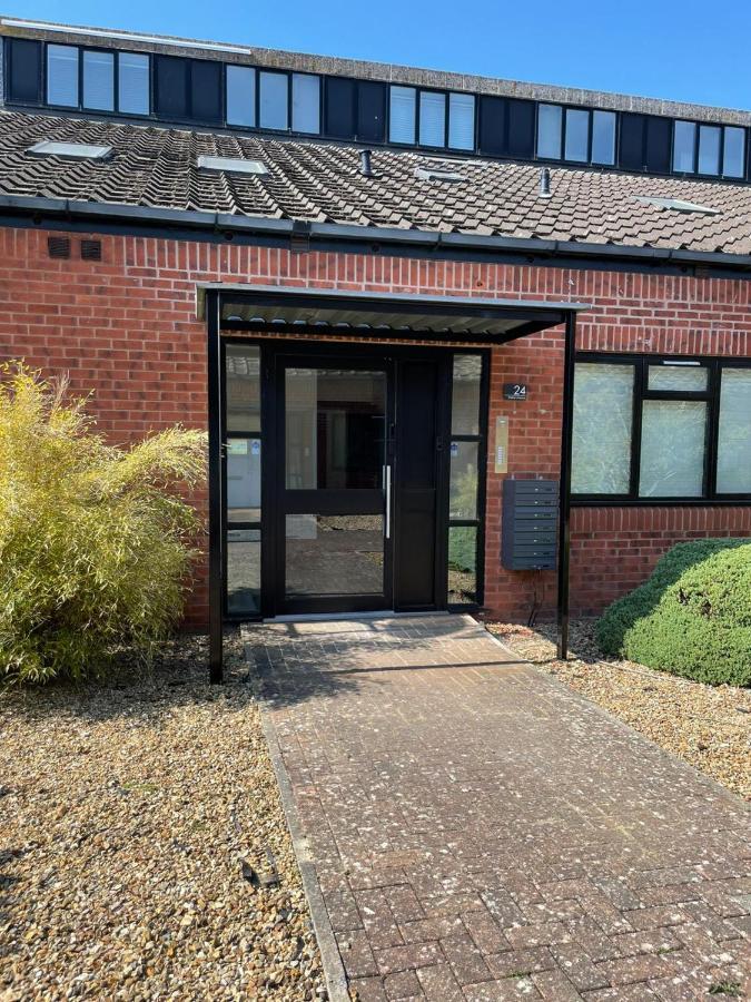 Apartment Apartments, Sleeps Up To 5, Free Parking, Free Wifi & Movies, 7 Mins Drive To Central Station For Direct Trains To London & The North *