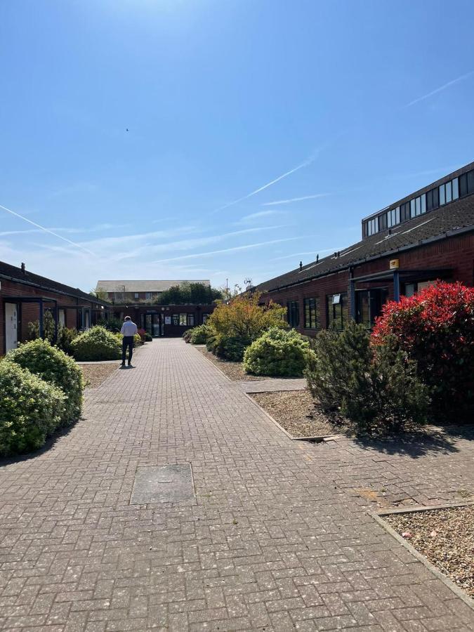 Apartments, Sleeps Up To 5, Free Parking, Free Wifi & Movies, 7 Mins Drive To Central Station For Direct Trains To London & The North * Milton Keynes