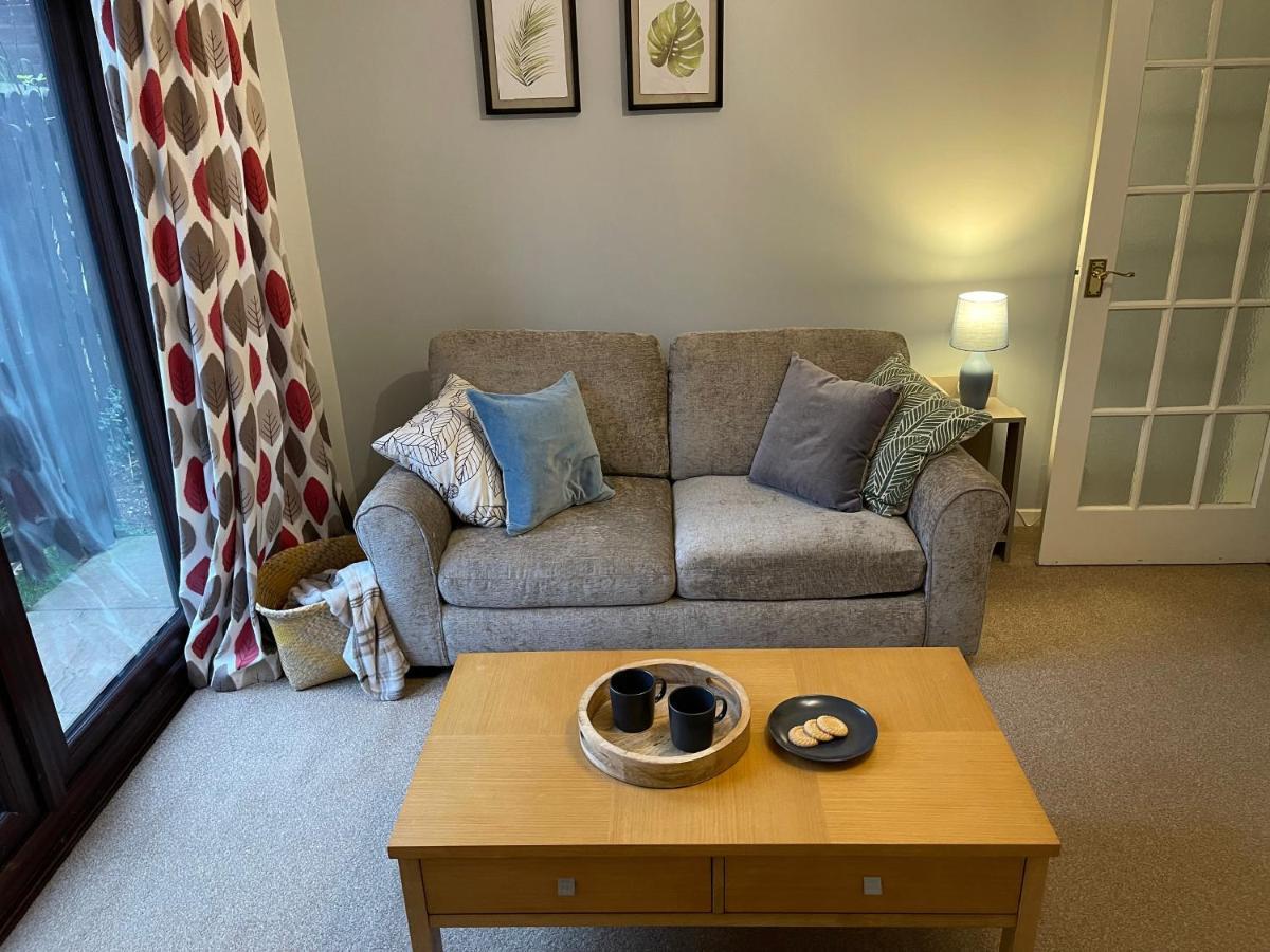 Comfy & Spacious 5 Person House, Driveway Parking! Holiday home