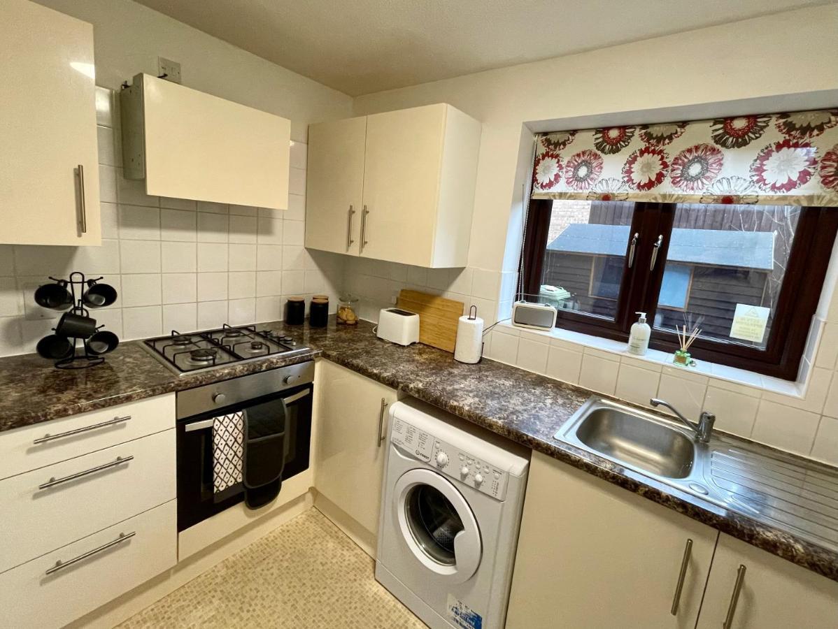 Comfy & Spacious 5 Person House, Driveway Parking! Holiday home Milton Keynes