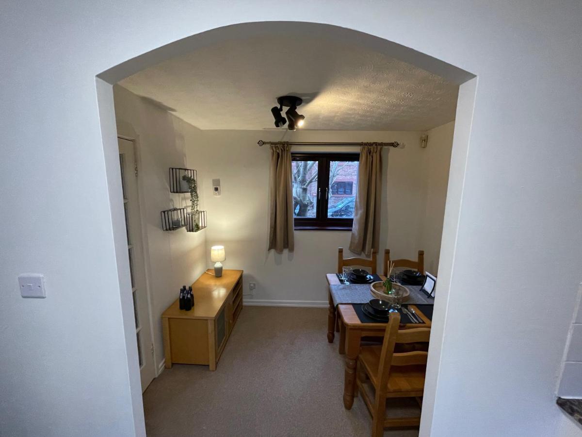 Comfy & Spacious 5 Person House, Driveway Parking!