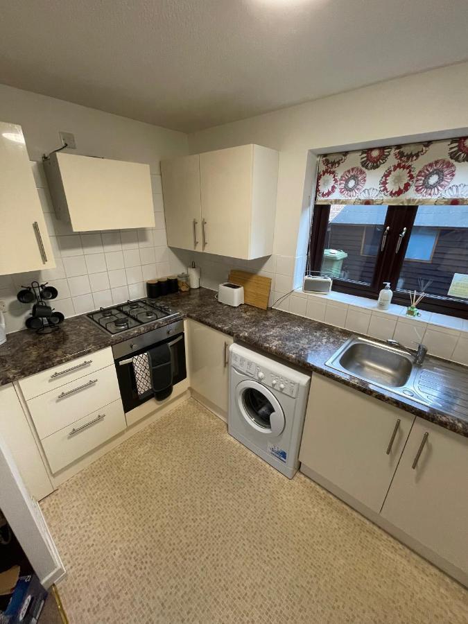 Comfy & Spacious 5 Person House, Driveway Parking! Holiday home Milton Keynes