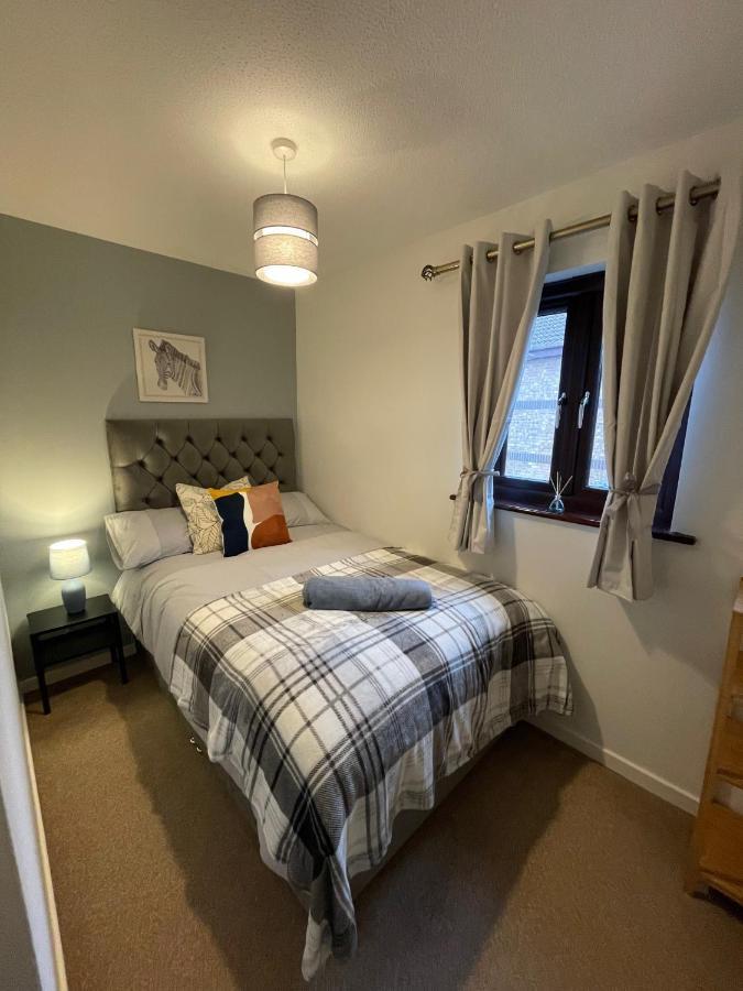 Comfy & Spacious 5 Person House, Driveway Parking! *