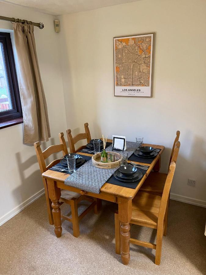 Comfy & Spacious 5 Person House, Driveway Parking! * Milton Keynes