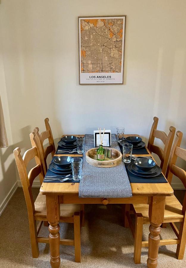 Comfy & Spacious 5 Person House, Driveway Parking! Holiday home *