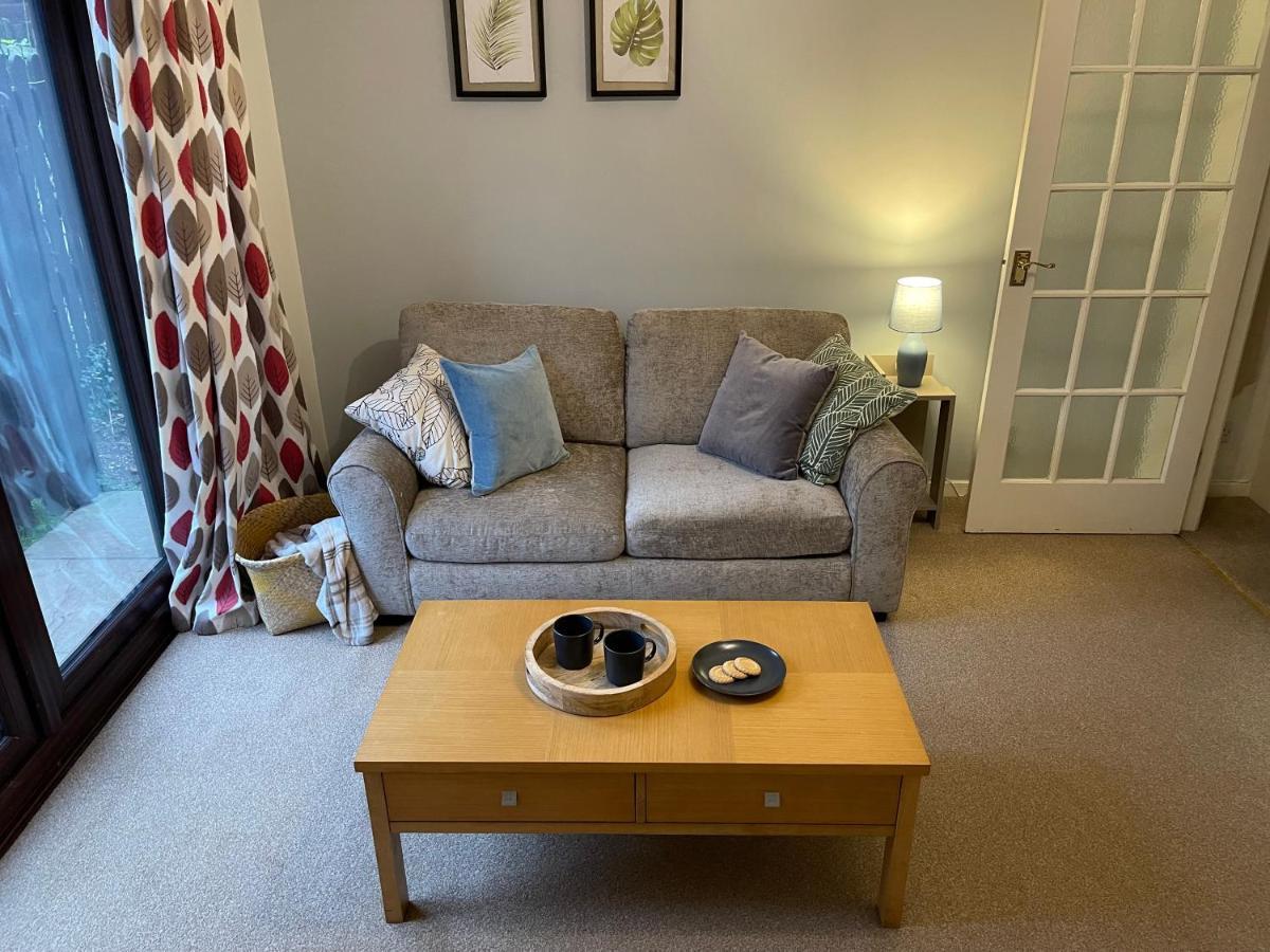 Comfy & Spacious 5 Person House, Driveway Parking! Milton Keynes