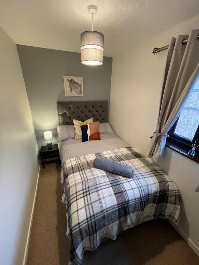 Comfy & Spacious 5 Person House, Driveway Parking! * Milton Keynes