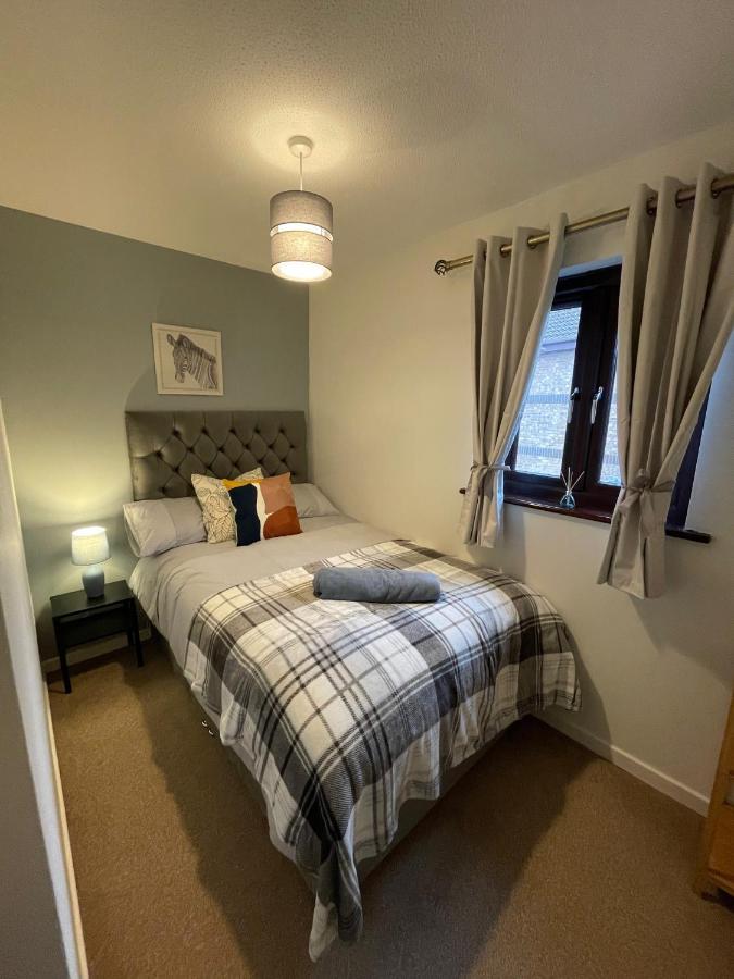 Comfy & Spacious 5 Person House, Driveway Parking! Holiday home