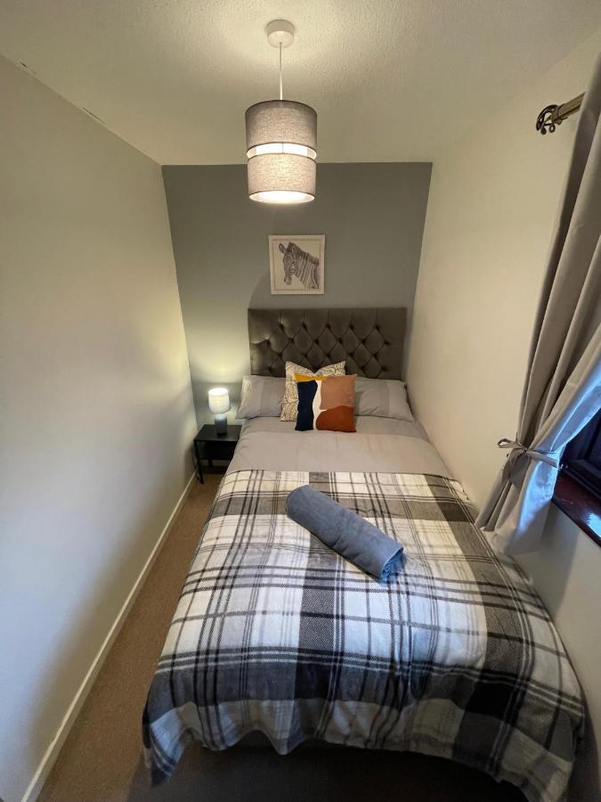 Comfy & Spacious 5 Person House, Driveway Parking! Milton Keynes