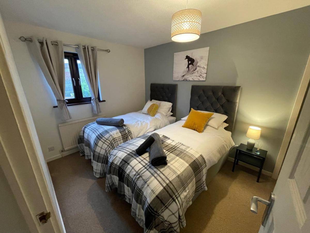 Comfy & Spacious 5 Person House, Driveway Parking! Holiday home *