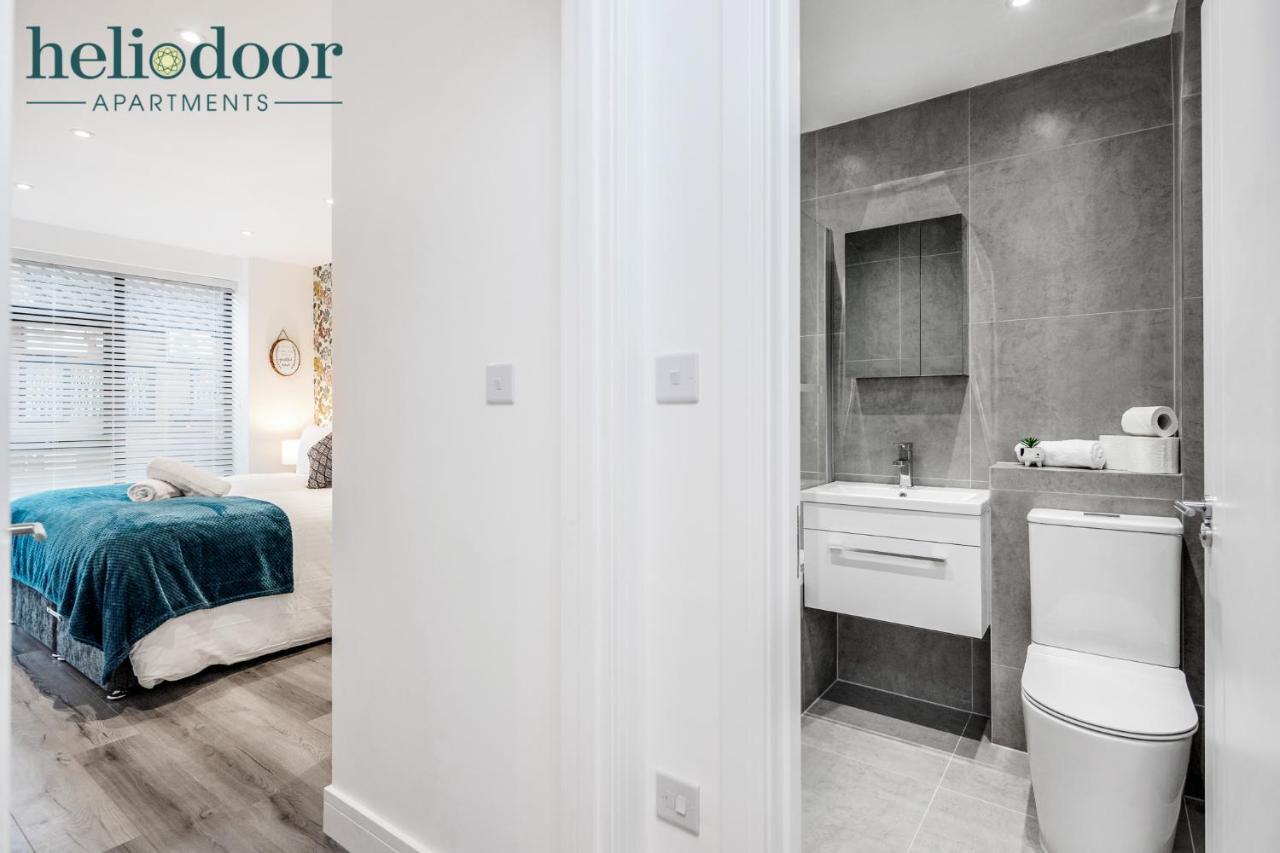 Apartments, Sleeps Up To 5, Free Parking, Free Wifi & Movies, 7 Mins Drive To Central Station For Direct Trains To London & The North *