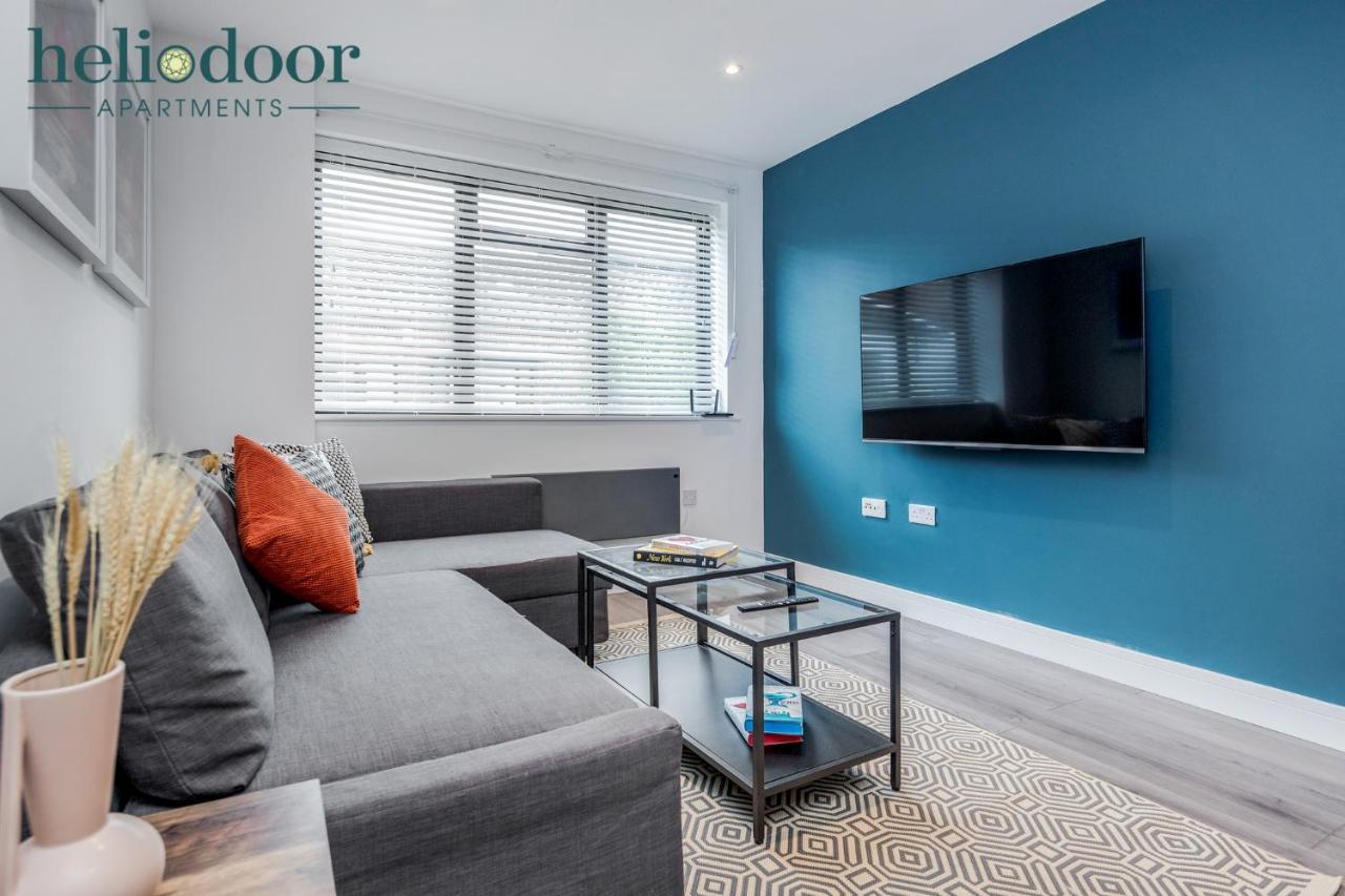 Apartment Apartments, Sleeps Up To 5, Free Parking, Free Wifi & Movies, 7 Mins Drive To Central Station For Direct Trains To London & The North *
