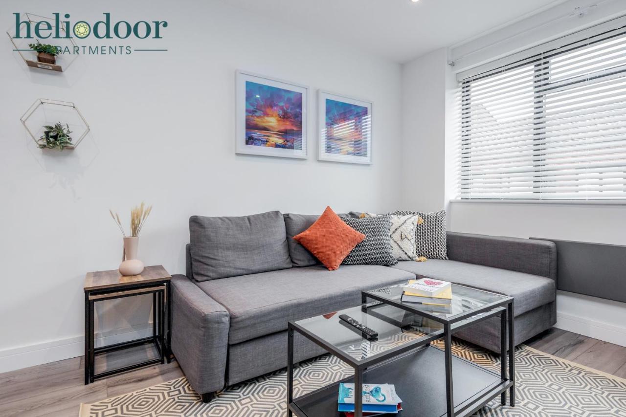 Apartments, Sleeps Up To 5, Free Parking, Free Wifi & Movies, 7 Mins Drive To Central Station For Direct Trains To London & The North * Milton Keynes