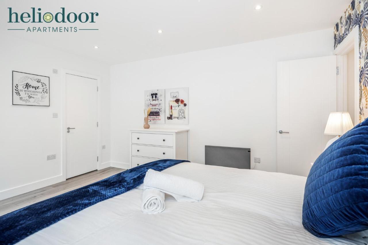 Apartment Apartments, Sleeps Up To 5, Free Parking, Free Wifi & Movies, 7 Mins Drive To Central Station For Direct Trains To London & The North *