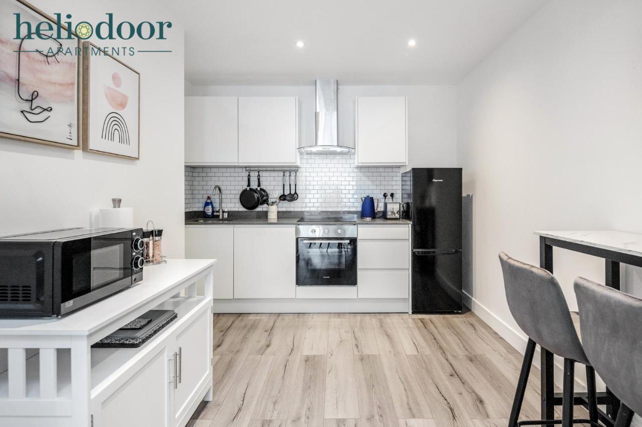 Apartments, Sleeps Up To 5, Free Parking, Free Wifi & Movies, 7 Mins Drive To Central Station For Direct Trains To London & The North Apartment
