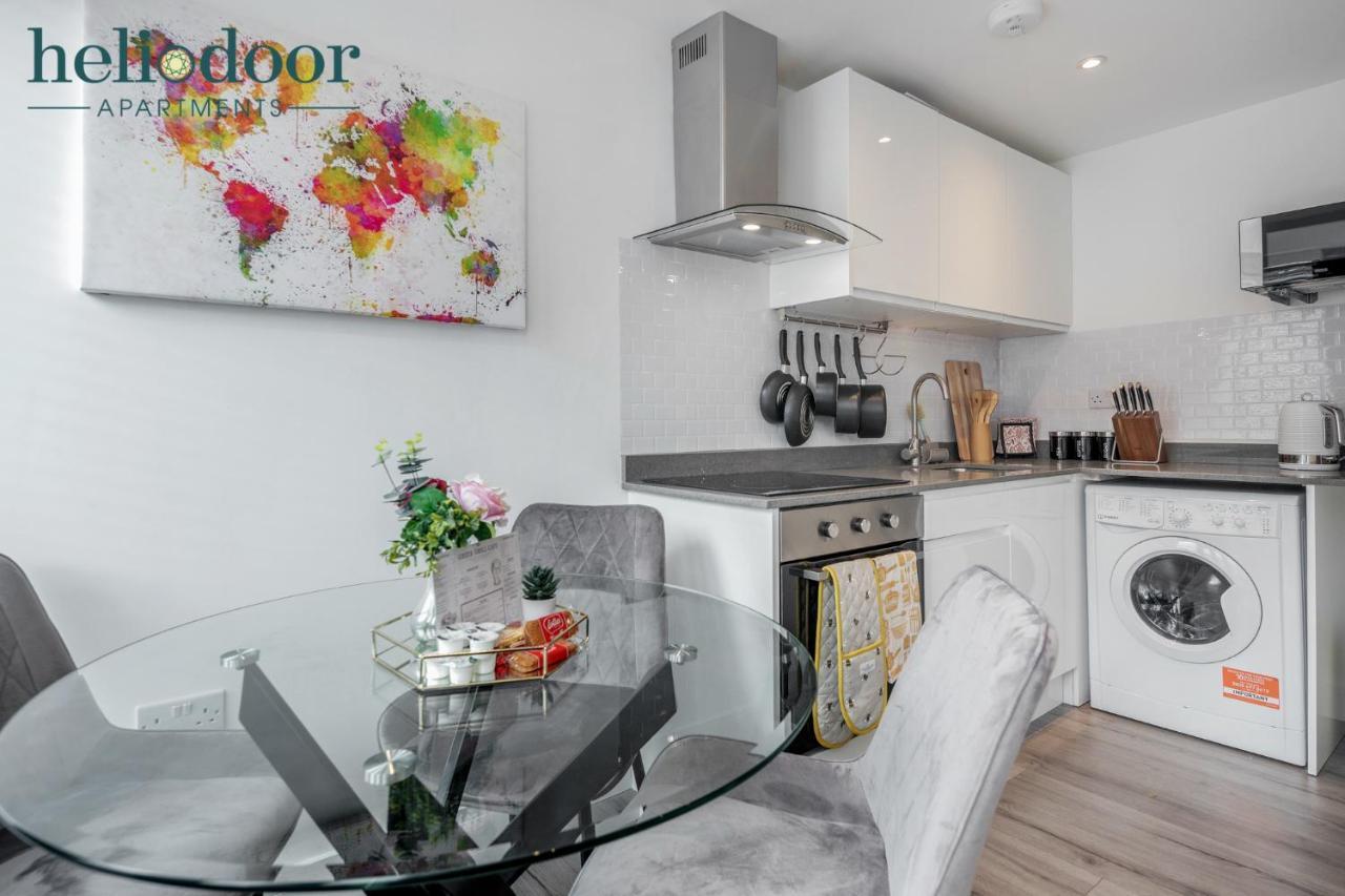 Apartment Apartments, Sleeps Up To 5, Free Parking, Free Wifi & Movies, 7 Mins Drive To Central Station For Direct Trains To London & The North *