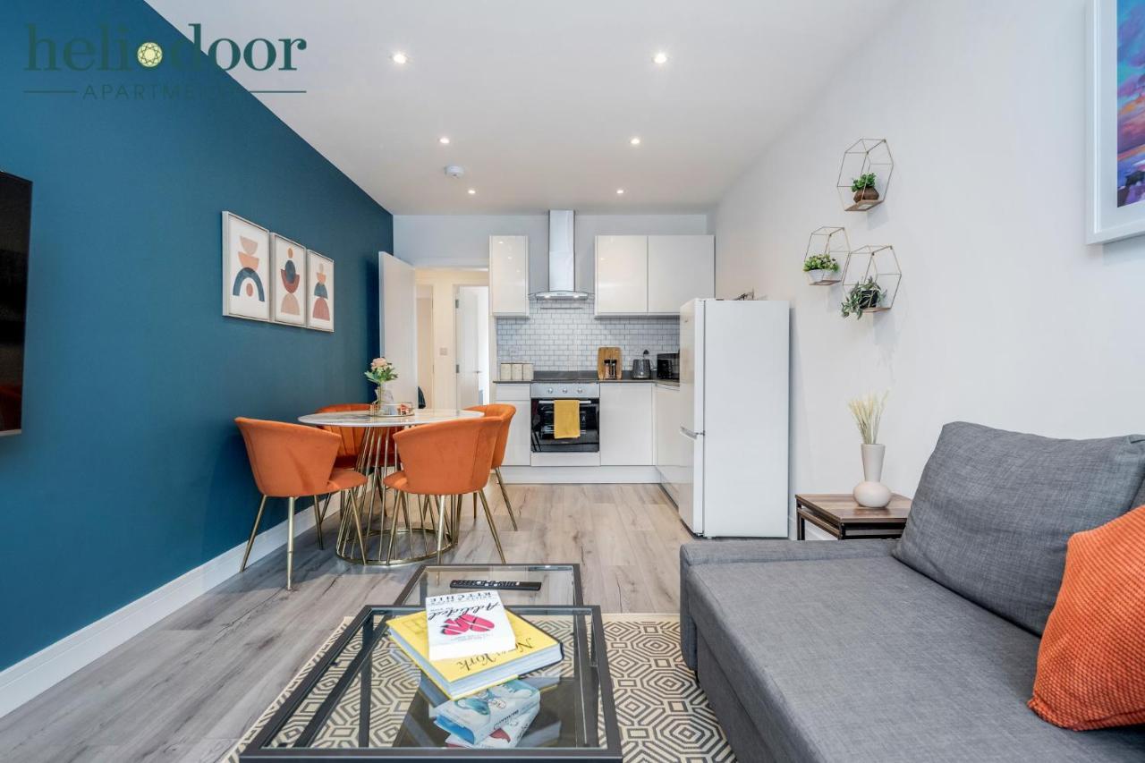 Apartments, Sleeps Up To 5, Free Parking, Free Wifi & Movies, 7 Mins Drive To Central Station For Direct Trains To London & The North Apartment *