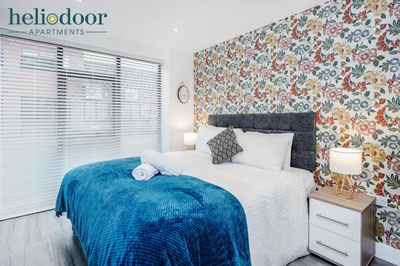 Apartments, Sleeps Up To 5, Free Parking, Free Wifi & Movies, 7 Mins Drive To Central Station For Direct Trains To London & The North *
