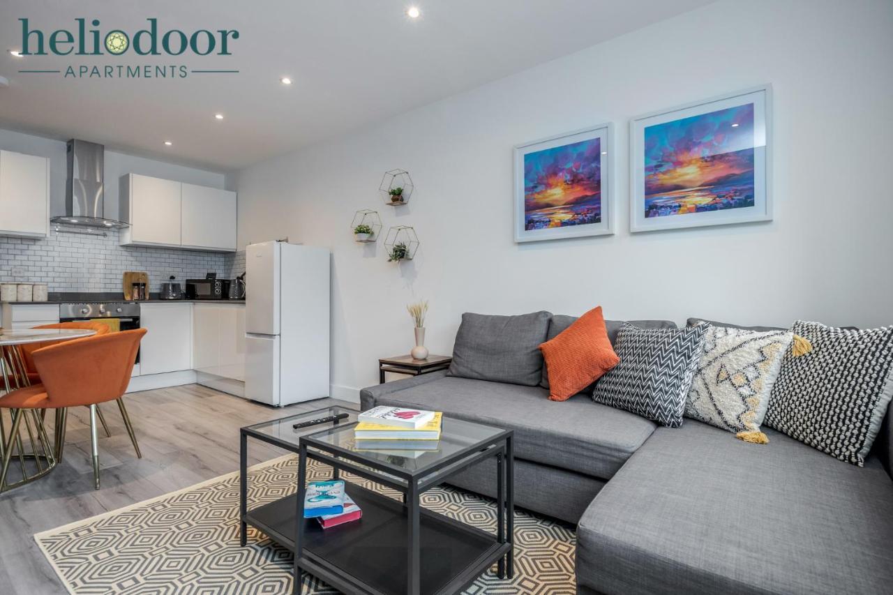 Apartments, Sleeps Up To 5, Free Parking, Free Wifi & Movies, 7 Mins Drive To Central Station For Direct Trains To London & The North Apartment *
