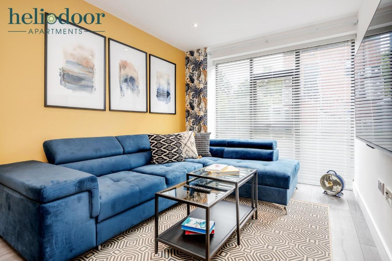 Apartments, Sleeps Up To 5, Free Parking, Free Wifi & Movies, 7 Mins Drive To Central Station For Direct Trains To London & The North