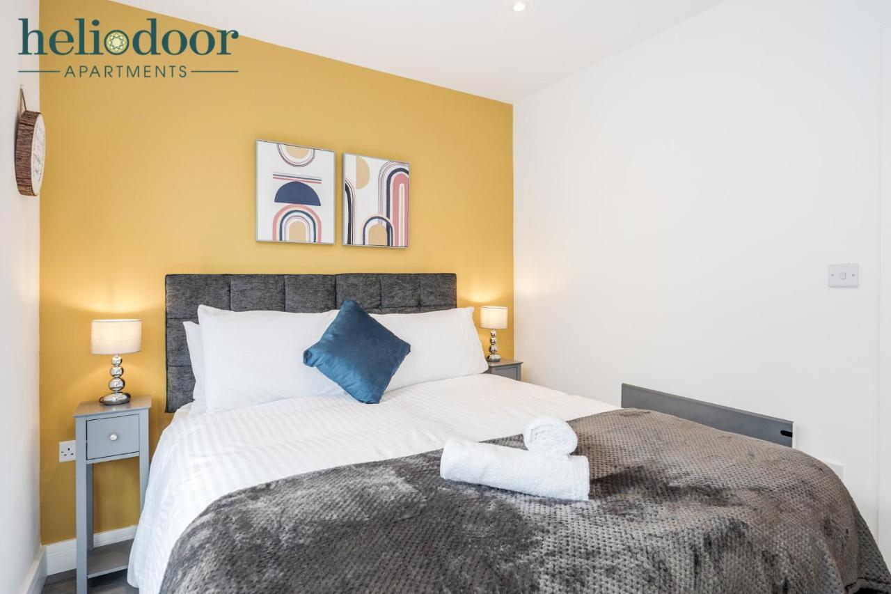 Apartment Apartments, Sleeps Up To 5, Free Parking, Free Wifi & Movies, 7 Mins Drive To Central Station For Direct Trains To London & The North *