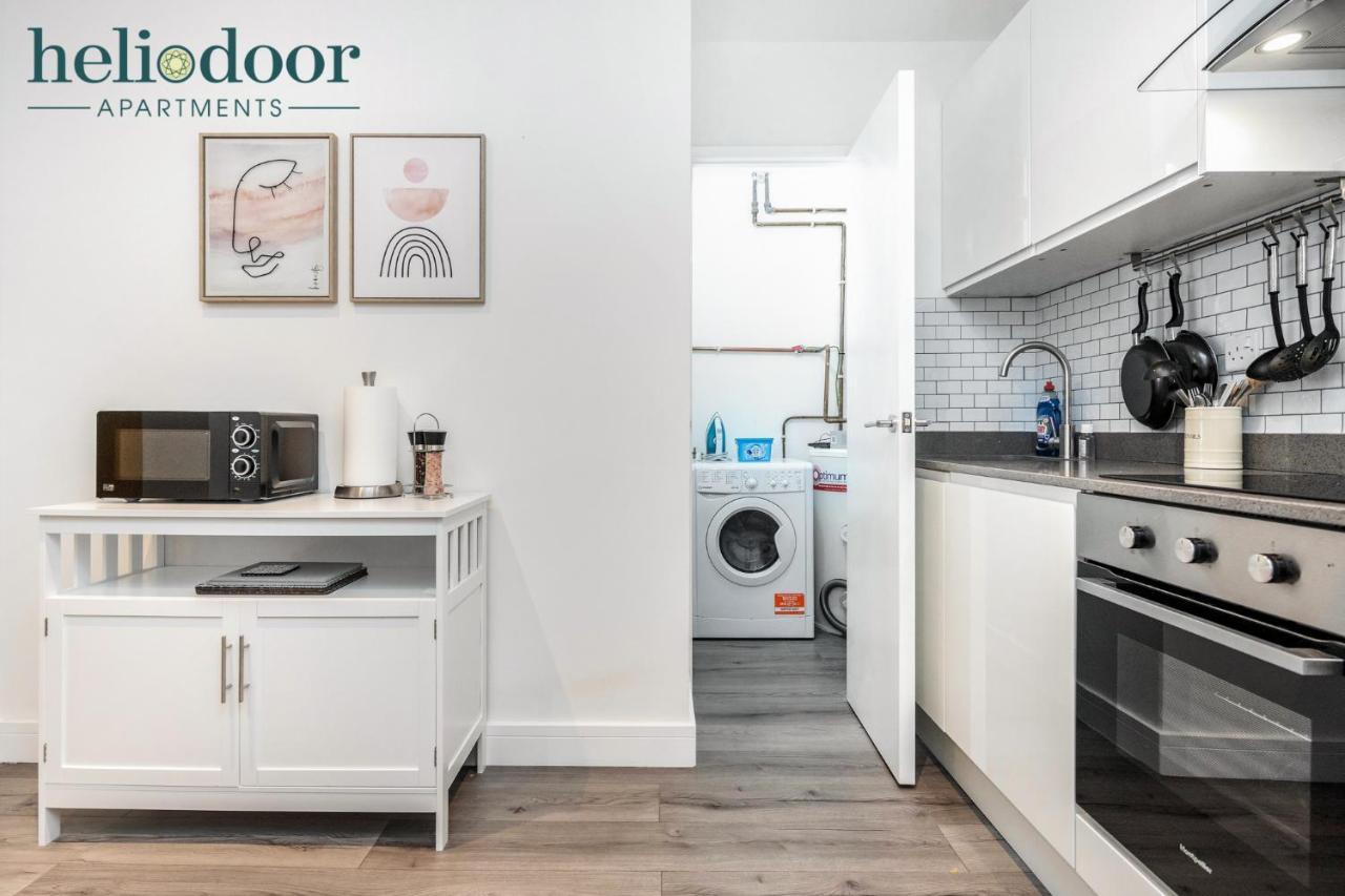 Apartments, Sleeps Up To 5, Free Parking, Free Wifi & Movies, 7 Mins Drive To Central Station For Direct Trains To London & The North Apartment *