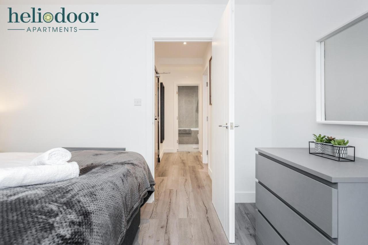 Apartment Apartments, Sleeps Up To 5, Free Parking, Free Wifi & Movies, 7 Mins Drive To Central Station For Direct Trains To London & The North *