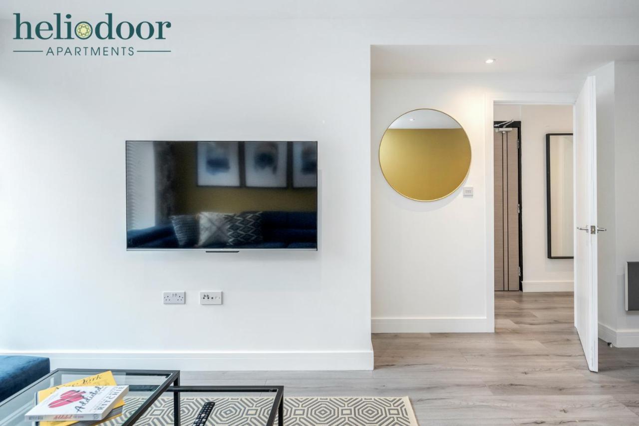 Apartments, Sleeps Up To 5, Free Parking, Free Wifi & Movies, 7 Mins Drive To Central Station For Direct Trains To London & The North Apartment *
