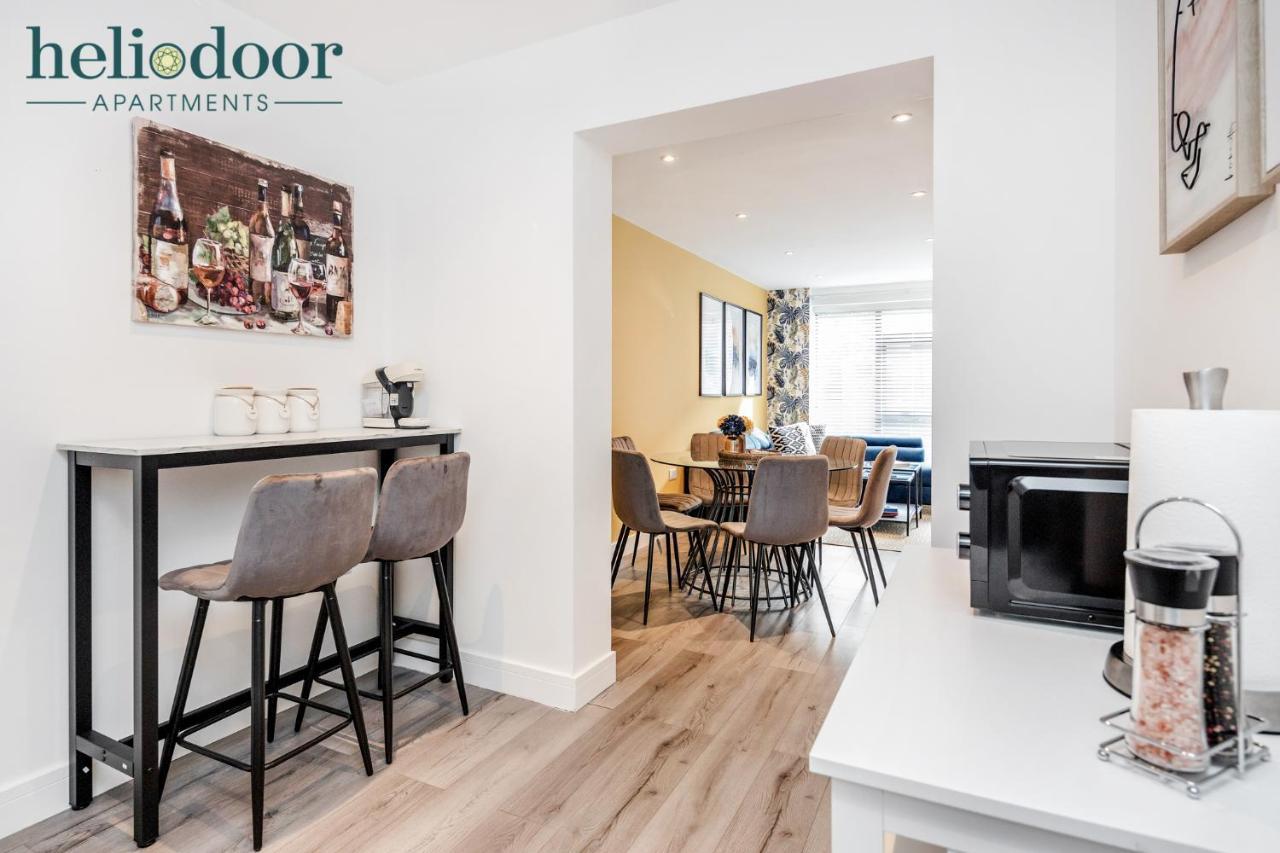 Apartments, Sleeps Up To 5, Free Parking, Free Wifi & Movies, 7 Mins Drive To Central Station For Direct Trains To London & The North *