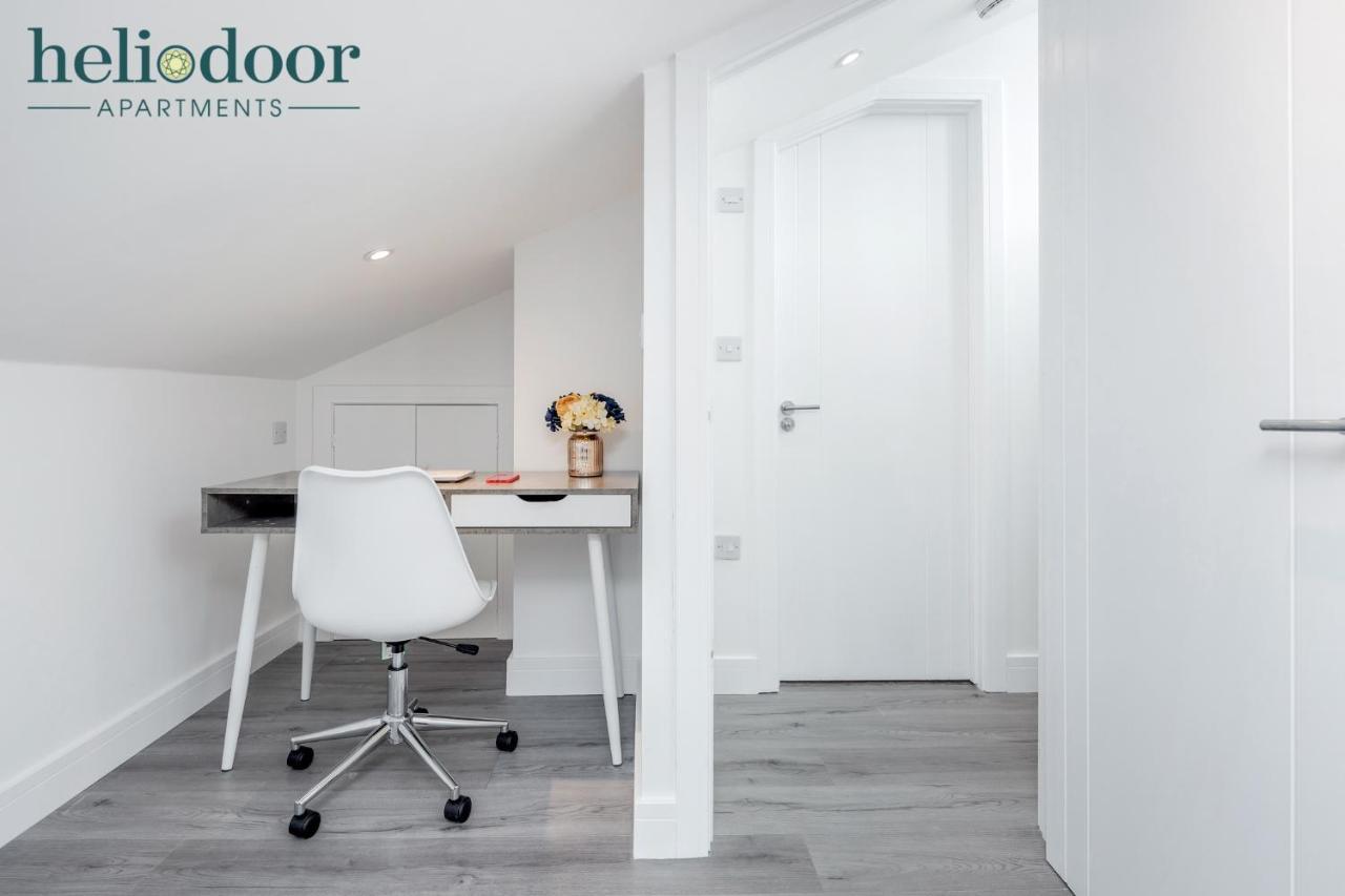 Apartments, Sleeps Up To 5, Free Parking, Free Wifi & Movies, 7 Mins Drive To Central Station For Direct Trains To London & The North *