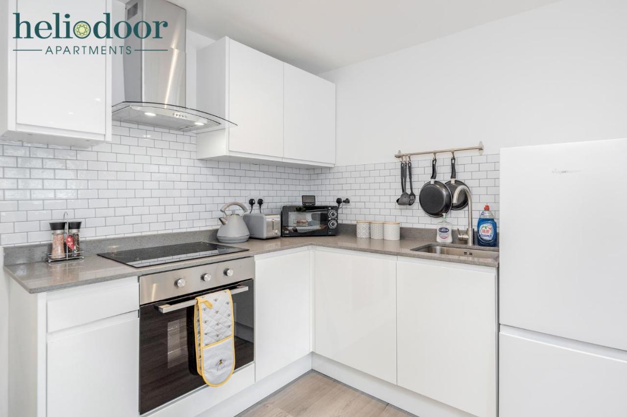 Apartments, Sleeps Up To 5, Free Parking, Free Wifi & Movies, 7 Mins Drive To Central Station For Direct Trains To London & The North *