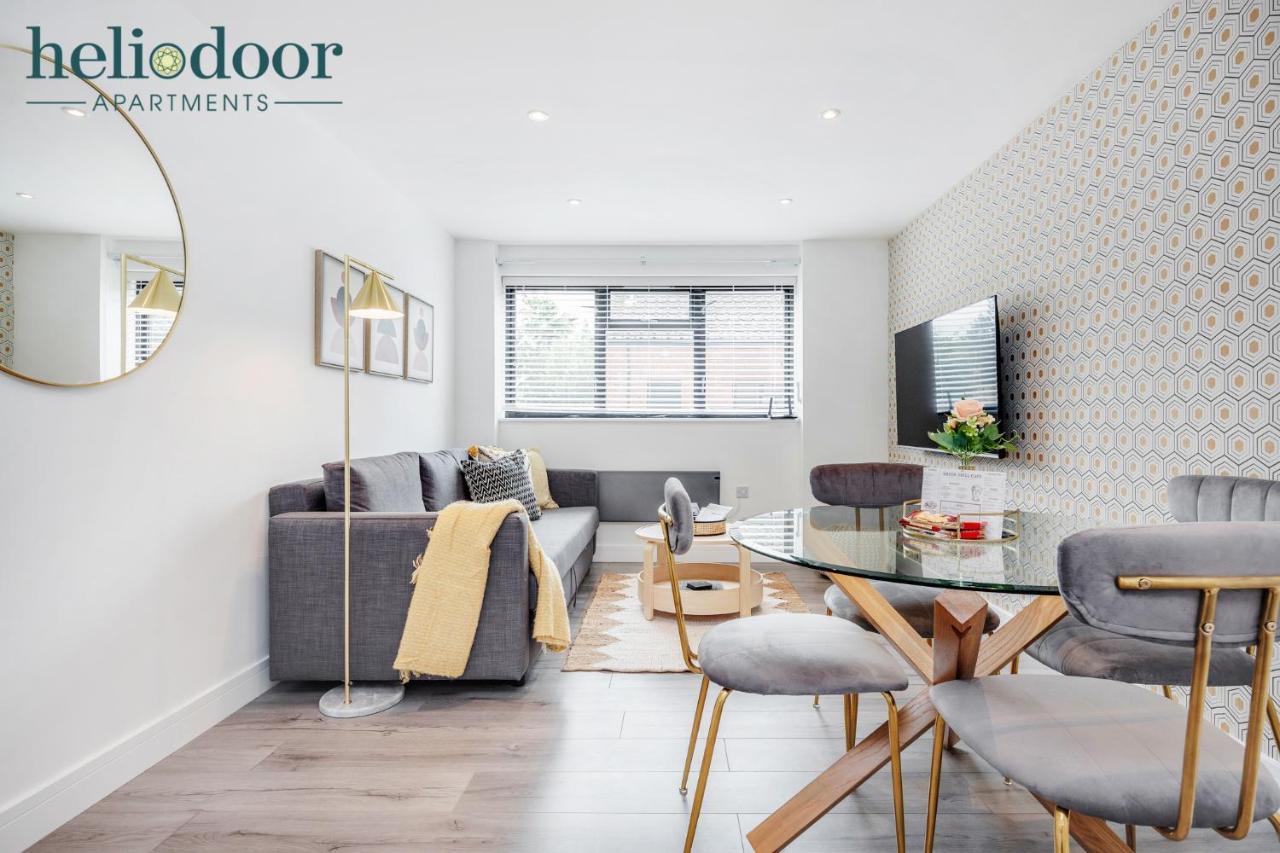 Apartments, Sleeps Up To 5, Free Parking, Free Wifi & Movies, 7 Mins Drive To Central Station For Direct Trains To London & The North *