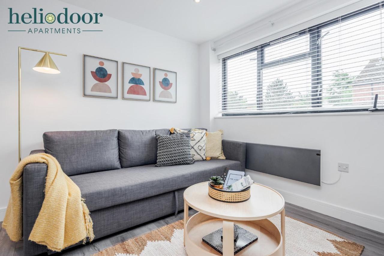 Apartment Apartments, Sleeps Up To 5, Free Parking, Free Wifi & Movies, 7 Mins Drive To Central Station For Direct Trains To London & The North
